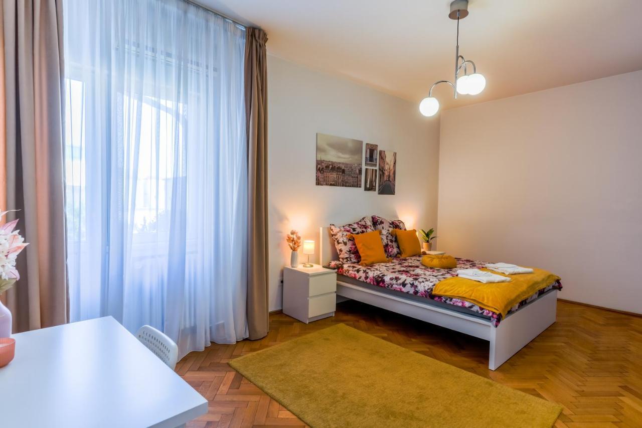 Ultracentral Golden Gatehouse 3 Bdrm Bucharest Luaran gambar