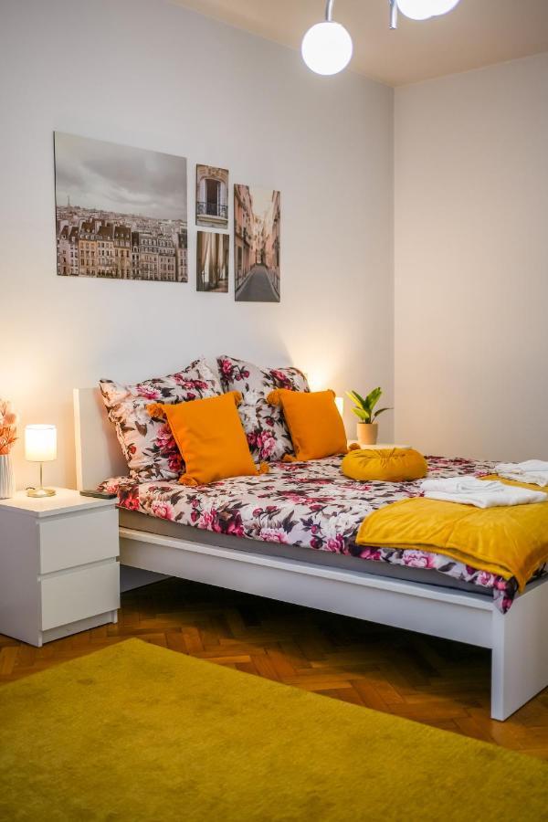 Ultracentral Golden Gatehouse 3 Bdrm Bucharest Luaran gambar