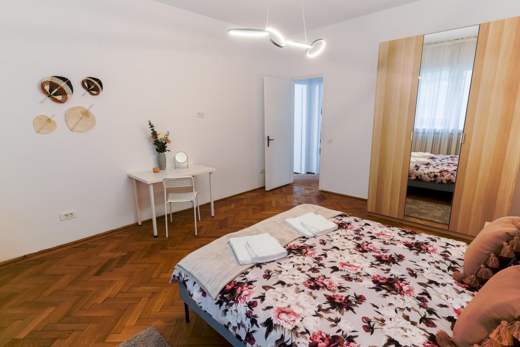 Ultracentral Golden Gatehouse 3 Bdrm Bucharest Luaran gambar